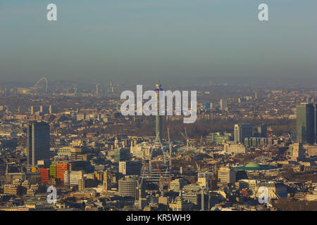 Londres, Royaume-Uni. Dec 18, 2017. Avis de BT Tower et le stade de Wembley sur une froide journée d'hiver ensoleillée mais avec un ciel bleu. Credit : Dinendra Haria/Alamy Live News Banque D'Images