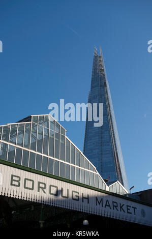 Southwark, Londres, Royaume-Uni. 18 Décembre, 2017. Ciel bleu clair avec le gratte-ciel Shard derrière Borough Market à London Bridge. Credit : Malcolm Park/Alamy Live News. Banque D'Images