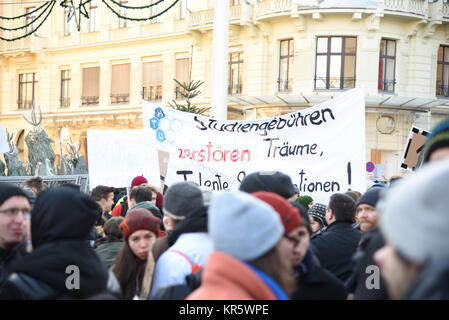 Vienne, Autriche, le 18 décembre 2017. Des milliers de personnes se rassemblent dans le centre de Vienne pour protester contre le nouveau gouvernement de droite Banque D'Images