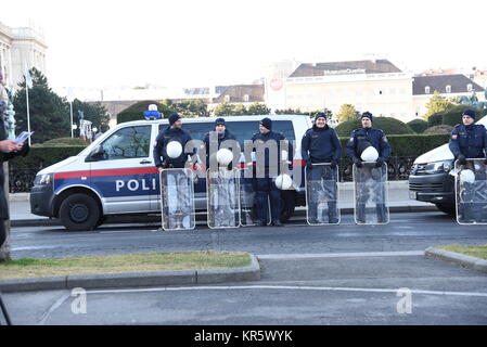 Vienne, Autriche, le 18 décembre 2017. Des milliers de personnes se rassemblent dans le centre de Vienne pour protester contre le nouveau gouvernement de droite Banque D'Images