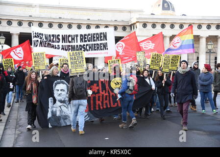 Vienne, Autriche, le 18 décembre 2017. Des milliers de personnes se rassemblent dans le centre de Vienne pour protester contre le nouveau gouvernement de droite Banque D'Images