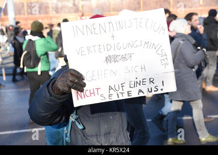 Vienne, Autriche, le 18 décembre 2017. Des milliers de personnes se rassemblent dans le centre de Vienne pour protester contre le nouveau gouvernement de droite Banque D'Images