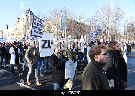 Vienne, Autriche, le 18 décembre 2017. Des milliers de personnes se rassemblent dans le centre de Vienne pour protester contre le nouveau gouvernement de droite Banque D'Images