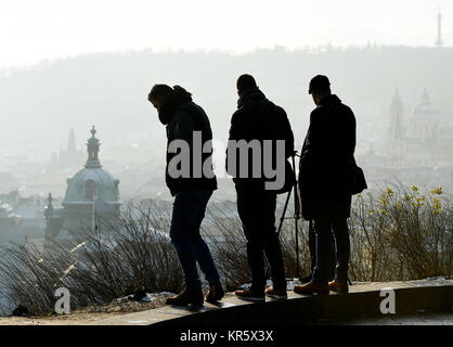 Prague, République tchèque. Dec 18, 2017. Vue sur Prague de la Hanau pavilion à Prague, République tchèque, le 18 décembre 2017. Credit : Ondrej Deml/CTK Photo/Alamy Live News Banque D'Images