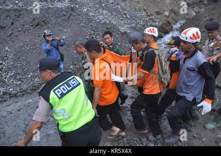 Magelang, Indonésie. Dec 18, 2017. Les sauveteurs travaillent au site de glissement sur le Mont Merapi en Kaliurang, Magelang, Indonésie, 18 décembre 2017. Huit employés d'une carrière de sable du centre de Java en Indonésie régence de Magelang ont été tués dans le Lundi, tandis que huit autres ont été sauvés de l'Indonésie, l'agence d'atténuation des catastrophes BNPB a dit. Credit : Aminudin/Xinhua/Alamy Live News Banque D'Images