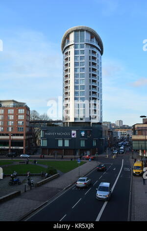 Bristol, Royaume-Uni. Dec 18, 2017. 14 étages Tour Eclipse a dit il n'est pas imminet pour leur sécurité. L'entreprise privée à bloc au-dessus de Cabot Circus magasin Harvey Nichols a une combinaison de même matériaux utilisés à tour de Grenfell. Les développeurs Hammerson a maintenant révélé le bardage sera remplacé dès l'été 2018. Crédit : Robert Timoney/Alamy Live News Banque D'Images