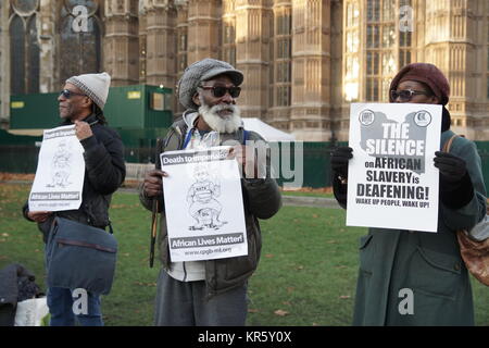 Londres, Royaume-Uni. Dec 18, 2017. Démonstration de l'Afrique vit Question à l'extérieur du Parlement. Alors que les marchés d'esclaves modernes de la Libye sont d'être débattu au Parlement, une démonstration mettant en lumière la crise a lieu. Femi, Olushaka la Nation de l'Islam et d'autres groupes présents. Le député conservateur pour Sutton et Cheam, Paul Scully, a exprimé son soutien. Crédit : Peter Hogan/Alamy Live News Banque D'Images