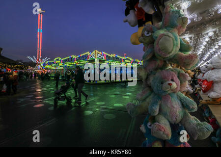 Londres, Royaume-Uni. Dec 18, 2017. Manèges Winter Wonderland à Hyde Park sont magnifiquement éclairé par en créer une atmosphère magique Chstimas Crédit : amer ghazzal/Alamy Live News Banque D'Images