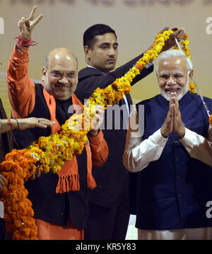 New Delhi, Inde. Dec 18, 2017. Le Premier Ministre indien Narendra Modi (R) et la décision de l'Inde Bharatiya Janata (BJP) chef d'Amit Shah geste pendant leur célébration à la BJP siège à New Delhi, Inde, 18 décembre 2017. L'Inde a remporté lundi BJP l'élection de l'assemblée dans l'ouest de l'état du Gujarat et de l'Himachal Pradesh dans le nord. Credit : Partha Sarkar/Xinhua/Alamy Live News Banque D'Images