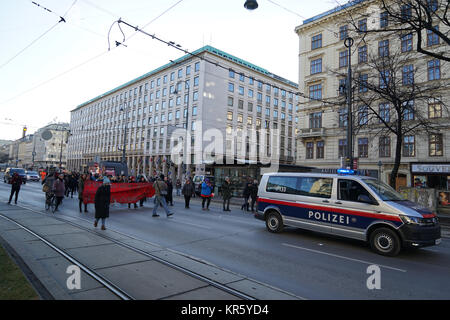 Vienne, Autriche. Au 18 décembre 2017. Manifestation devant les gens que l'extrême-droite, le Parti de la liberté, se joint à la coalition gouvernementale de l'Autriche.Jordanie Adkins/Alamy Live News Banque D'Images