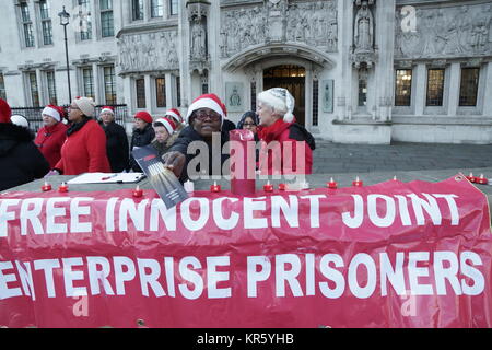 Londres, Royaume-Uni. 18 décembre 2017. Manifestation contre l'entreprise commune à l'extérieur de la Cour suprême. Manifestation devant la Cour suprême, la place du Parlement, Westminster, de mettre en lumière les 800 personnes innocentes en prison malgré l'arrêt de la Cour suprême en février 2016 que l'entreprise mixte, ou de but commun law, a été mal interprété pendant 30 ans. Les manifestants portaient des chapeaux et chanté Noël Le Père Noël et ont distribué des tracts expliquant leur cause. Crédit : Peter Hogan/Alamy Live News Banque D'Images