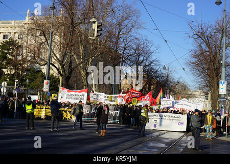 Vienne, Autriche. Au 18 décembre 2017. Manifestation devant les gens que l'extrême-droite, le Parti de la liberté, se joint à la coalition gouvernementale de l'Autriche.Jordanie Adkins/Alamy Live News Banque D'Images