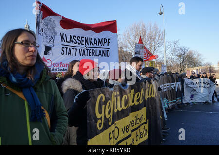 Vienne, Autriche. Au 18 décembre 2017. Manifestation devant les gens que l'extrême-droite, le Parti de la liberté, se joint à la coalition gouvernementale de l'Autriche.Jordanie Adkins/Alamy Live News Banque D'Images