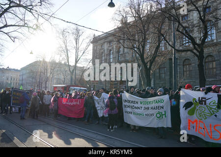 Vienne, Autriche. Au 18 décembre 2017. Manifestation devant les gens que l'extrême-droite, le Parti de la liberté, se joint à la coalition gouvernementale de l'Autriche.Jordanie Adkins/Alamy Live News Banque D'Images