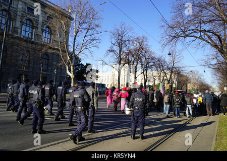 Vienne, Autriche. Au 18 décembre 2017. Manifestation devant les gens que l'extrême-droite, le Parti de la liberté, se joint à la coalition gouvernementale de l'Autriche.Jordanie Adkins/Alamy Live News Banque D'Images