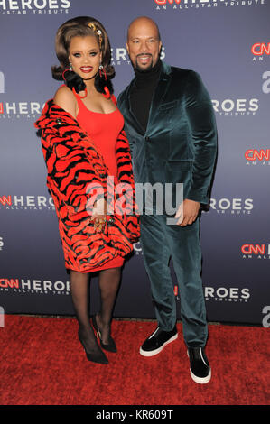 New York, USA. 25Th Dec 2017. L'Andra jour(L) et 11e commune assister à CNN Heroes : An All-Star Tribute à l'American Museum of Natural History le 17 décembre 2017 dans la ville de New York. Credit : Ron Adar/Alamy Live News Banque D'Images