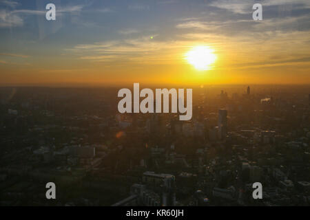 Londres, Royaume-Uni. Dec 18, 2017. Une vue aérienne de Londres du sud comme le soleil se couche sur la capitale après une journée d'hiver ensoleillée. Credit : Dinendra Haria/Alamy Live News Banque D'Images