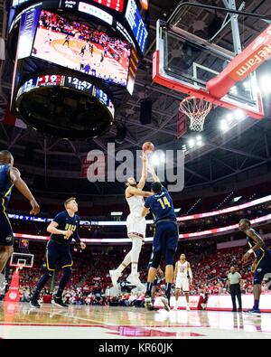 NC State center Yurtseven Omer (14) au cours de la NCAA College Basketball match entre l'UNCG Spartans et la NC State Wolfpack au PNC Arena le 16 décembre 2017 à Raleigh, NC. Jacob Kupferman/CSM Banque D'Images