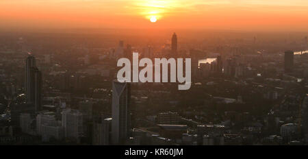 Londres, Royaume-Uni. Dec 18, 2017. Une vue aérienne de Londres du sud comme le soleil se couche sur la capitale après une journée d'hiver ensoleillée. Credit : Dinendra Haria/Alamy Live News Banque D'Images