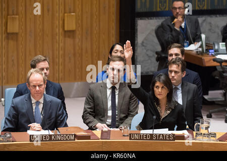 Nations Unies, New York, USA. 18 Déc., 2017. L'ambassadeur auprès de l'Organisation des Nations Unies, Nikki Haley (R) avant un veto projet de résolution du Conseil de sécurité des Nations Unies sur le statut de Jérusalem au siège des Nations Unies à New York, le 18 décembre, 2017. Les États-Unis le lundi opposé leur veto à un projet de résolution du Conseil de sécurité sur le statut de Jérusalem. Tous les 14 autres membres du Conseil de sécurité a voté en faveur de l'égyptien a rédigé le texte. Mais comme les États-Unis, qui est un membre permanent du Conseil de sécurité, a un droit de veto, le projet de résolution ne soit adopté. Source : Xinhua/Alamy Live News Banque D'Images