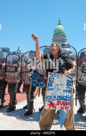 Buenos Aires, Argentine. Dec 18, 2017. Une série d'incidents ont été produit dans la Plaza del Congreso, à quelques mètres du Palais législatif, où le projet de loi est discuté : Crédit Maximiliano Javier Ramos/ZUMA/Alamy Fil Live News Banque D'Images