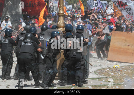 Buenos Aires, Argentine. Au 18 décembre 2018. BUENOS AIRES, 18.12.2017 : Les environs du Congrès de la nation, c'est un champ de bataille entre les manifestants et les forces de sécurité, au cours de la session pour la réforme des retraites qui est discuté à la Chambre des députés le lundi en Argentine. ( Crédit : Néstor J. Beremblum/Alamy Live News Banque D'Images