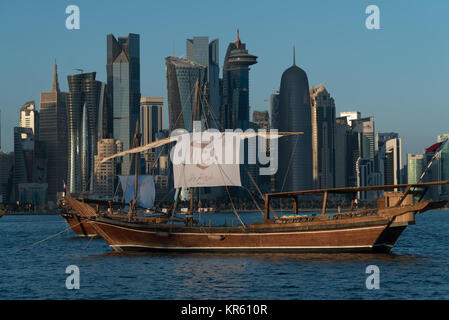 Qatar National Journée est célébrée le 18 décembre pour marquer la date en 1878 lorsque le Cheikh Jassim bin Mohammed Al Thani a succédé à son père comme l'émir du Qatar et dirigé vers l'unité. Célébrations ont été annulé par le gouvernement l'année dernière pour montrer notre solidarité avec le peuple d'Alep pendant l'offensive par les forces gouvernementales syriennes pour reprendre la ville par les rebelles. Cette année, les festivités ont lieu comme le Qatar continue de faire face à un blocus, maintenant dans sa septième mois, imposée par certains de ses voisins du Golfe. Banque D'Images