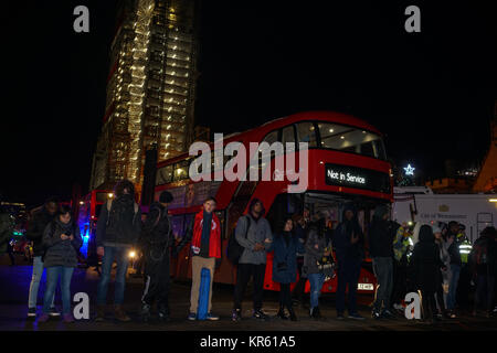 Londres, Angleterre, Royaume-Uni. Dec 18, 2017. Des centaines de bruits protester contre le Parlement pour protester contre le blocage des esclaves africains chant libyen n'est pas à vendre. Credit : Voir Li/Alamy Live News Banque D'Images