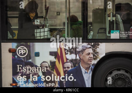 Barcelone, Espagne. 18 Décembre, 2017 - Barcelone, CataluÃ±a, Espagne - Banner dans un bus de Barcelone avec l'image de Xavier GARCÍA-a Albiol a, candidat du parti PP dans les élections. Credit : Celestino Arce/ZUMA/Alamy Fil Live News Banque D'Images