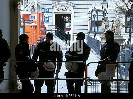 Vienne, Autriche. Dec 18, 2017. La police anti-émeutes montent la garde à l'Heldenplatz espace public en face de la Hofburg à Vienne, Autriche, 18 décembre 2017. Autriche Le nouveau gouvernement de coalition a prêté serment par le président Alexander Van der Bellen à la résidence présidentielle de la Hofburg, le lundi, au milieu des protestations concernant ses tendances de droite. Credit : Xu Pan/Xinhua/Alamy Live News Banque D'Images