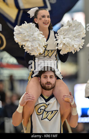 Washington, DC, USA. Déc 16, 2017. George Washington de meneurs de la foule avant que la partie tenue à Charles E. Smith Center à Washington, DC. Credit : Amy Sanderson/ZUMA/Alamy Fil Live News Banque D'Images