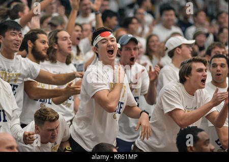 Washington, DC, USA. Déc 16, 2017. George Washington fans encourager leur équipe au cours de la partie tenue à Charles E. Smith Center à Washington, DC. Credit : Amy Sanderson/ZUMA/Alamy Fil Live News Banque D'Images