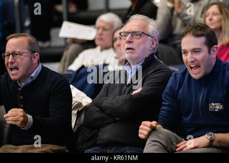 Washington, DC, USA. Déc 16, 2017. WOLF BLITZER réagit à une jouer au cours de la partie tenue à Charles E. Smith Center à Washington, DC. Credit : Amy Sanderson/ZUMA/Alamy Fil Live News Banque D'Images