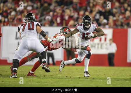 Tampa, Floride, USA. 18 Décembre, 2017 - Atlanta Falcons d'utiliser de nouveau Devonta Freeman (24) porte la balle pour un premier vers le bas avant d'être abordé par Tampa Bay Buccaneers Ryan Smith évoluait (29) durant le jeu le lundi 18 décembre 2017 au Raymond James Stadium de Tampa, Floride. Credit : Travis Pendergrass/ZUMA/Alamy Fil Live News Banque D'Images