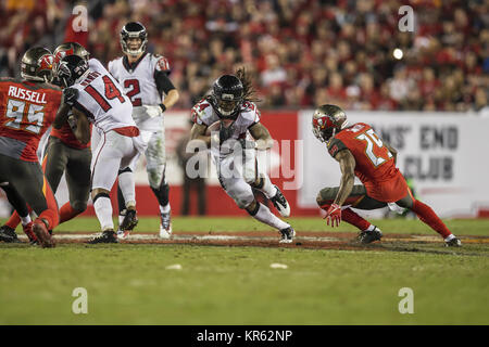 Tampa, Floride, USA. 18 Décembre, 2017 - Atlanta Falcons d'utiliser de nouveau Devonta Freeman (24) porte la balle pour un premier vers le bas avant d'être abordé par Tampa Bay Buccaneers Ryan Smith évoluait (29) durant le jeu le lundi 18 décembre 2017 au Raymond James Stadium de Tampa, Floride. Credit : Travis Pendergrass/ZUMA/Alamy Fil Live News Banque D'Images