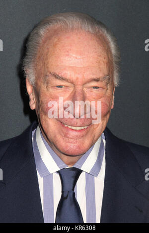 Los Angeles, Californie, USA. Dec 18, 2017. Christopher Plummer 12/18/2017 La première mondiale de "tout l'argent dans le monde" organisée à l'Académie's Samuel Goldwyn Theatre de Los Angeles, CA Photo par Izumi Hasegawa / HollywoodNewsWire.co Crédit : Hollywood News Wire Inc./Alamy Live News Banque D'Images