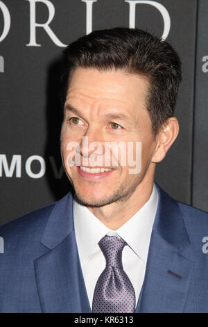 Los Angeles, Californie, USA. Dec 18, 2017. Mark Wahlberg 12/18/2017 La première mondiale de "tout l'argent dans le monde" tenue à l'Academyfs Samuel Goldwyn Theatre de Los Angeles, CA Photo par Izumi Hasegawa / HollywoodNewsWire.co Crédit : Hollywood News Wire Inc./Alamy Live News Banque D'Images