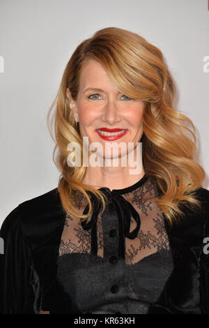 Los Angeles, USA. Dec 18, 2017. LOS ANGELES, CA. 18 décembre 2017 : Laura Dern à la projection spéciale de 'Downsizing' au Regency Village Theatre, Westwood Photo Credit : Sarah Stewart/Alamy Live News Banque D'Images