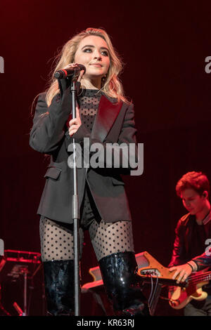 Tampa, Floride, USA. Déc 16, 2017. SABRINA CARPENTER durant la 93.3 FLZ FM Jingle Ball 2017 à Amalie Arena à Tampa, Floride Crédit : Daniel DeSlover/ZUMA/Alamy Fil Live News Banque D'Images