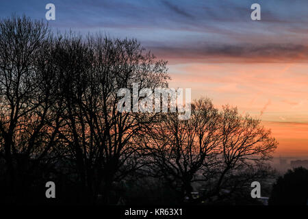 Londres, Royaume-Uni. Déc 19, 2017. Un superbe lever du soleil d'hiver est vu dans London, sw London sur un matin froid amer : Crédit ghazzal/Alamy Live News Banque D'Images