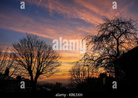 Londres, Royaume-Uni. Déc 19, 2017. Un superbe lever du soleil d'hiver est vu dans London, sw London sur un matin froid amer : Crédit ghazzal/Alamy Live News Banque D'Images