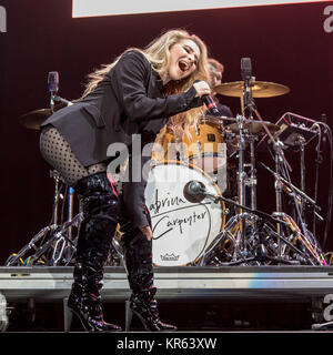 Tampa, Floride, USA. Déc 16, 2017. SABRINA CARPENTER durant la 93.3 FLZ FM Jingle Ball 2017 à Amalie Arena à Tampa, Floride Crédit : Daniel DeSlover/ZUMA/Alamy Fil Live News Banque D'Images