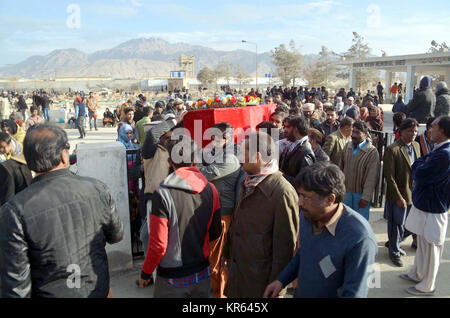 Parents et membres de la communauté chrétienne, assister à des rituels final du défunt au cours de funérailles des chrétiens tués dans l'attentat suicide qui a eu lieu à Bethel Methodist Church Memorial situé sur Zarghoon, tenue hier la route à Quetta le Lundi, Décembre 18, 2017. Au moins huit personnes, dont deux femmes, ont été tués et 44 blessés le dimanche comme des terroristes ont attaqué le Bethel Methodist Church Memorial situé sur Zarghoon Road de Quetta. Banque D'Images