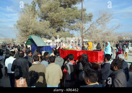 Parents et membres de la communauté chrétienne, assister à des rituels final du défunt au cours de funérailles des chrétiens tués dans l'attentat suicide qui a eu lieu à Bethel Methodist Church Memorial situé sur Zarghoon, tenue hier la route à Quetta le Lundi, Décembre 18, 2017. Au moins huit personnes, dont deux femmes, ont été tués et 44 blessés le dimanche comme des terroristes ont attaqué le Bethel Methodist Church Memorial situé sur Zarghoon Road de Quetta. Banque D'Images