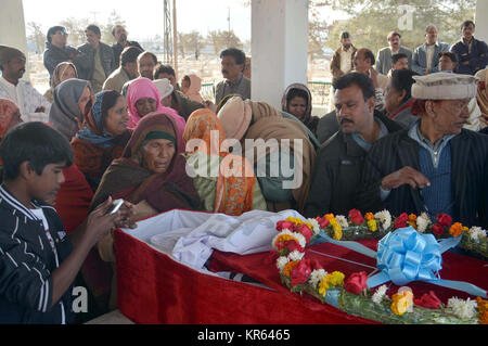 Parents et membres de la communauté chrétienne, assister à des rituels final du défunt au cours de funérailles des chrétiens tués dans l'attentat suicide qui a eu lieu à Bethel Methodist Church Memorial situé sur Zarghoon, tenue hier la route à Quetta le Lundi, Décembre 18, 2017. Au moins huit personnes, dont deux femmes, ont été tués et 44 blessés le dimanche comme des terroristes ont attaqué le Bethel Methodist Church Memorial situé sur Zarghoon Road de Quetta. Banque D'Images