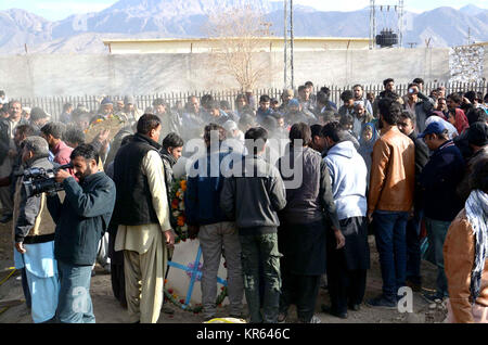 Parents et membres de la communauté chrétienne, assister à des rituels final du défunt au cours de funérailles des chrétiens tués dans l'attentat suicide qui a eu lieu à Bethel Methodist Church Memorial situé sur Zarghoon, tenue hier la route à Quetta le Lundi, Décembre 18, 2017. Au moins huit personnes, dont deux femmes, ont été tués et 44 blessés le dimanche comme des terroristes ont attaqué le Bethel Methodist Church Memorial situé sur Zarghoon Road de Quetta. Banque D'Images