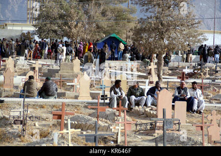 Parents et membres de la communauté chrétienne, assister à des rituels final du défunt au cours de funérailles des chrétiens tués dans l'attentat suicide qui a eu lieu à Bethel Methodist Church Memorial situé sur Zarghoon, tenue hier la route à Quetta le Lundi, Décembre 18, 2017. Au moins huit personnes, dont deux femmes, ont été tués et 44 blessés le dimanche comme des terroristes ont attaqué le Bethel Methodist Church Memorial situé sur Zarghoon Road de Quetta. Banque D'Images