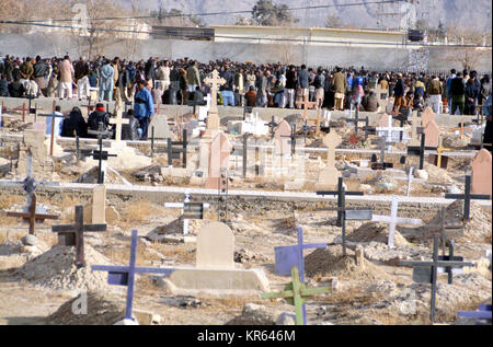 Parents et membres de la communauté chrétienne, assister à des rituels final du défunt au cours de funérailles des chrétiens tués dans l'attentat suicide qui a eu lieu à Bethel Methodist Church Memorial situé sur Zarghoon, tenue hier la route à Quetta le Lundi, Décembre 18, 2017. Au moins huit personnes, dont deux femmes, ont été tués et 44 blessés le dimanche comme des terroristes ont attaqué le Bethel Methodist Church Memorial situé sur Zarghoon Road de Quetta. Banque D'Images