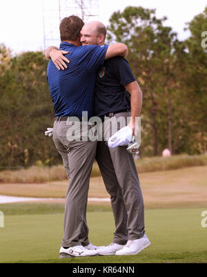 Orlando, United States. 25Th Dec 2017. 17 décembre 2017 - Orlando, Floride, États-Unis - Sir Nick Faldo (à gauche) et son fils, Matthew Faldo, embrasser sur le 18e vert après la compétition de la deuxième et dernière ronde de la PNC 2017 Père Fils Défi Golf Tournament le 17 décembre 2017 à l'Hôtel Ritz-Carlton Golf Club à Orlando, Floride. Faldo et son fils terminé à égalité au 16e rang. Crédit : Paul Hennessy/Alamy Live News Banque D'Images