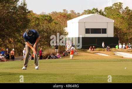 Orlando, United States. 25Th Dec 2017. 17 décembre 2017 - Orlando, Floride, États-Unis - Sir Nick Faldo hits un putt sur le 18ème green au cours de la deuxième et dernière ronde de la PNC 2017 Père Fils Défi Golf Tournament le 17 décembre 2017 à l'Hôtel Ritz-Carlton Golf Club à Orlando, Floride. Faldo et son fils, Matthew Faldo, terminé à égalité au 16e rang. Crédit : Paul Hennessy/Alamy Live News Banque D'Images